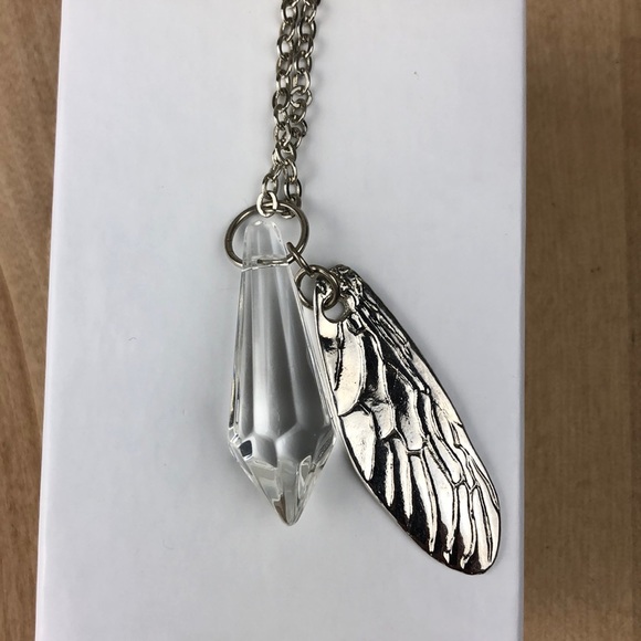 Fairy 🧚 wing with crystal necklace, 30”. Come with a box. - Picture 4 of 11
